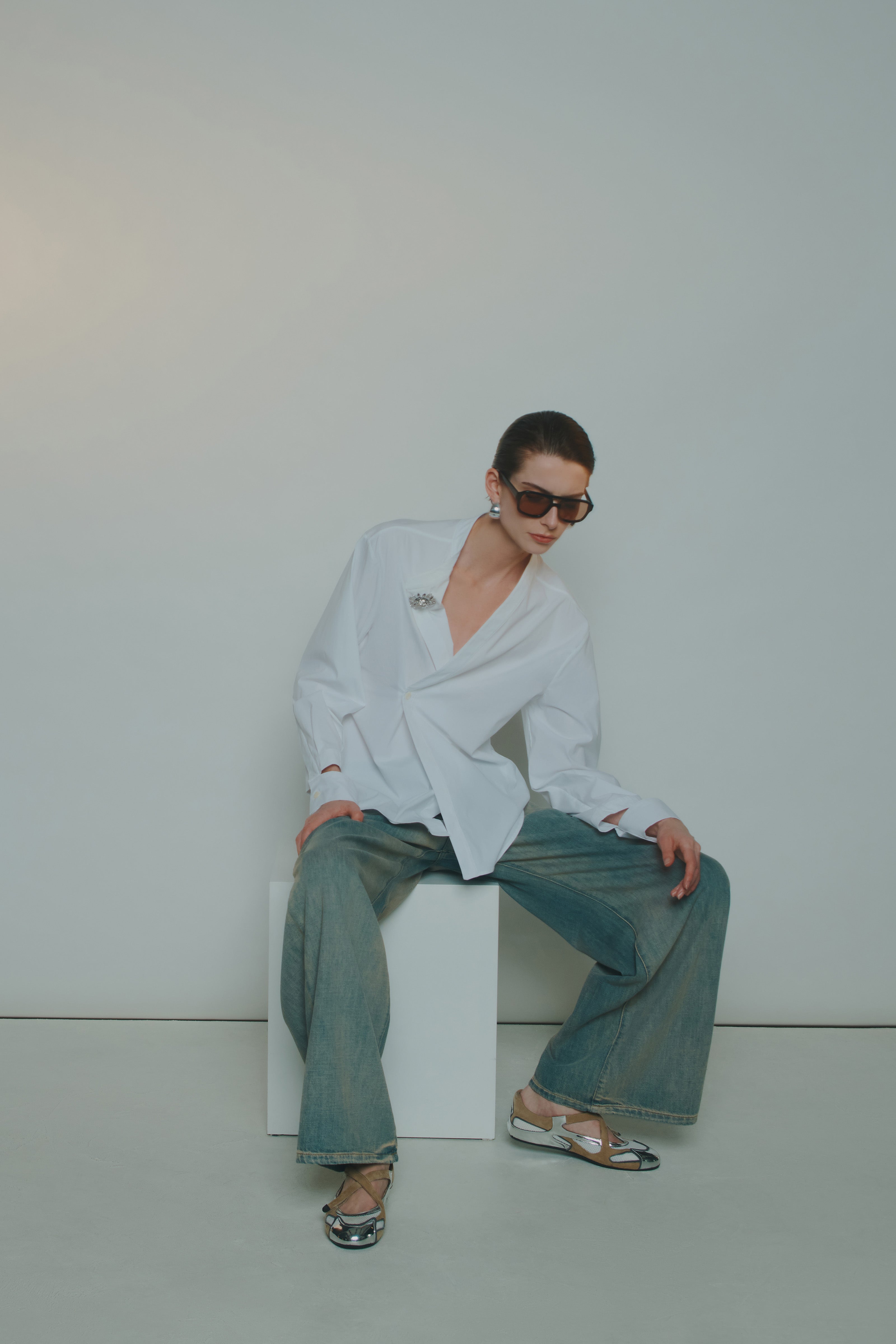 POPLIN SHIRT WITH FLOWER BROOCH