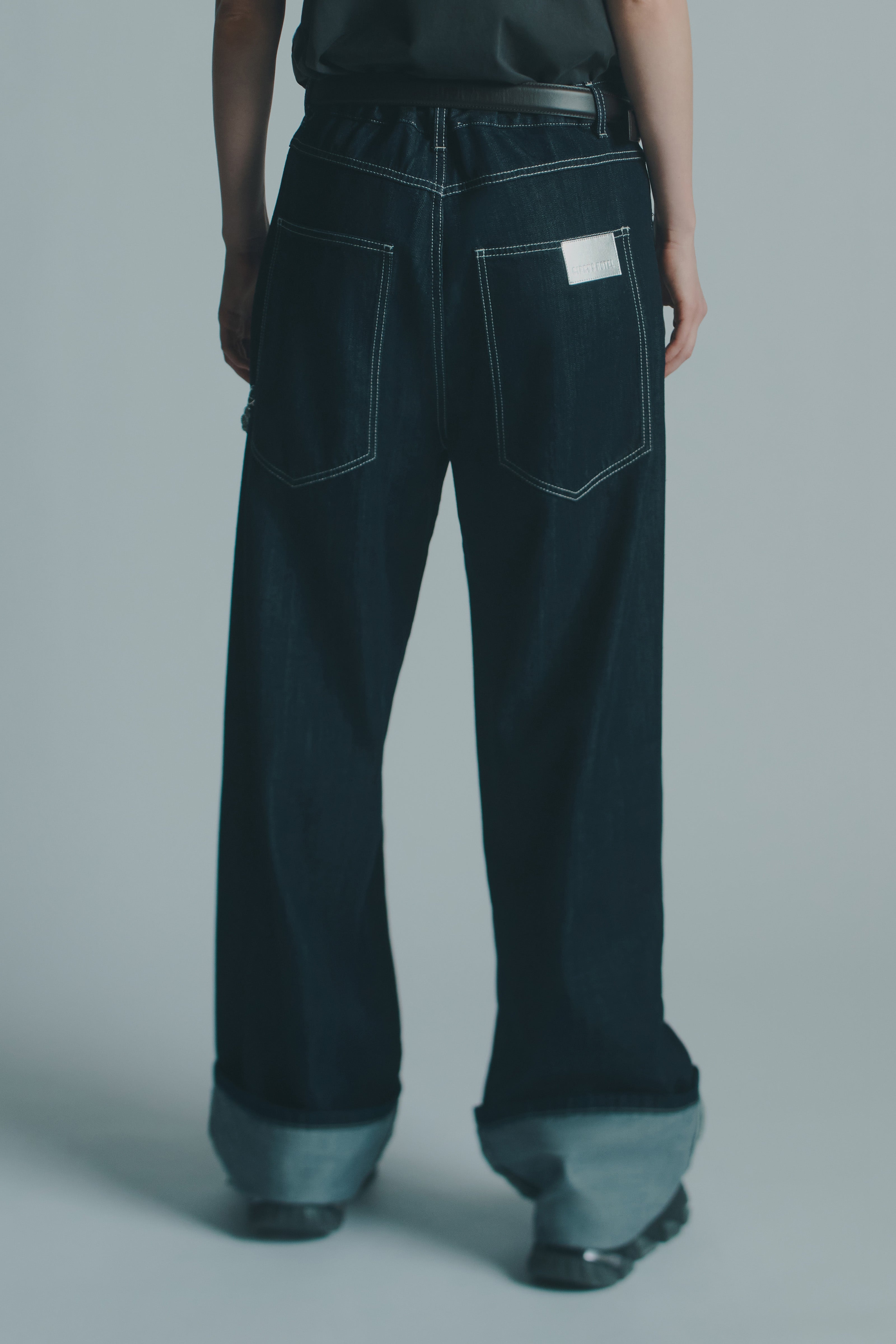 MAXI JEANS WITH TURN-UPS AND CHAIN