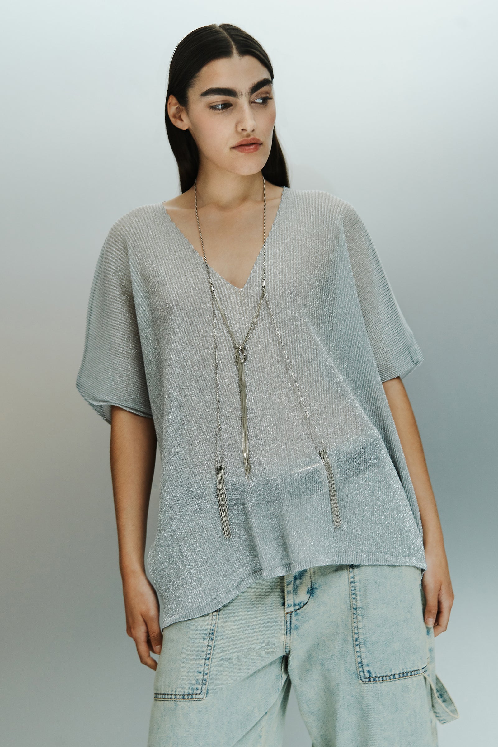 T-SHIRT SCOLLO A V