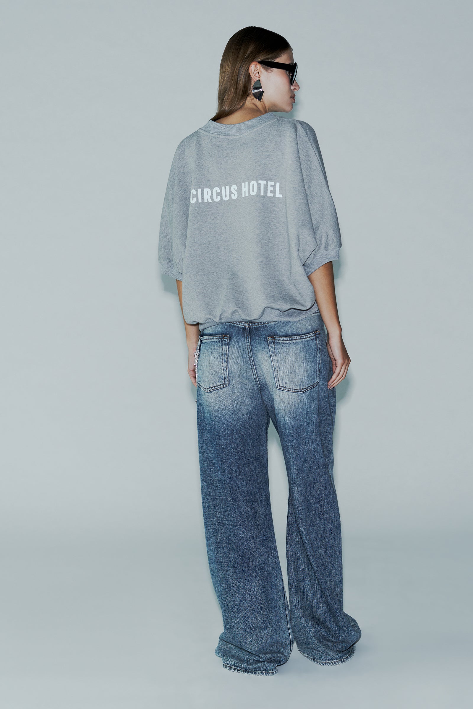 CROPPED SHORT-SLEEVED LOGO SWEATSHIRT