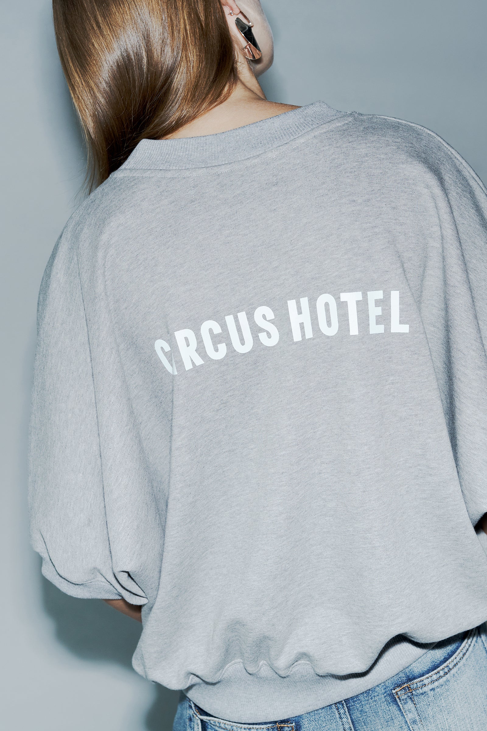 CROPPED SHORT-SLEEVED LOGO SWEATSHIRT