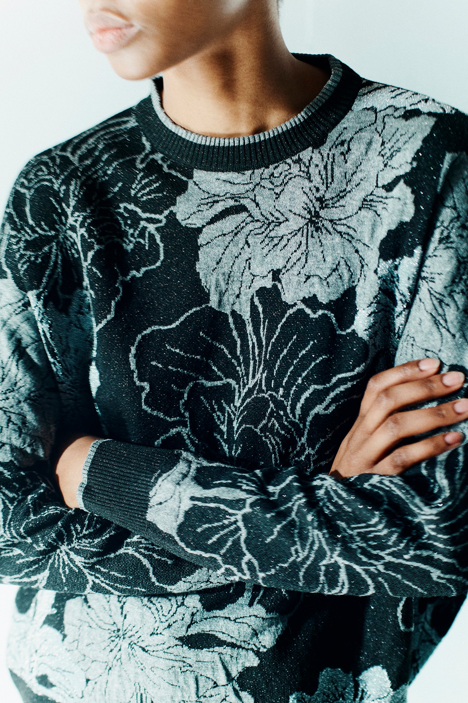 CREW NECK SWEATER WITH FLORAL PATTERN