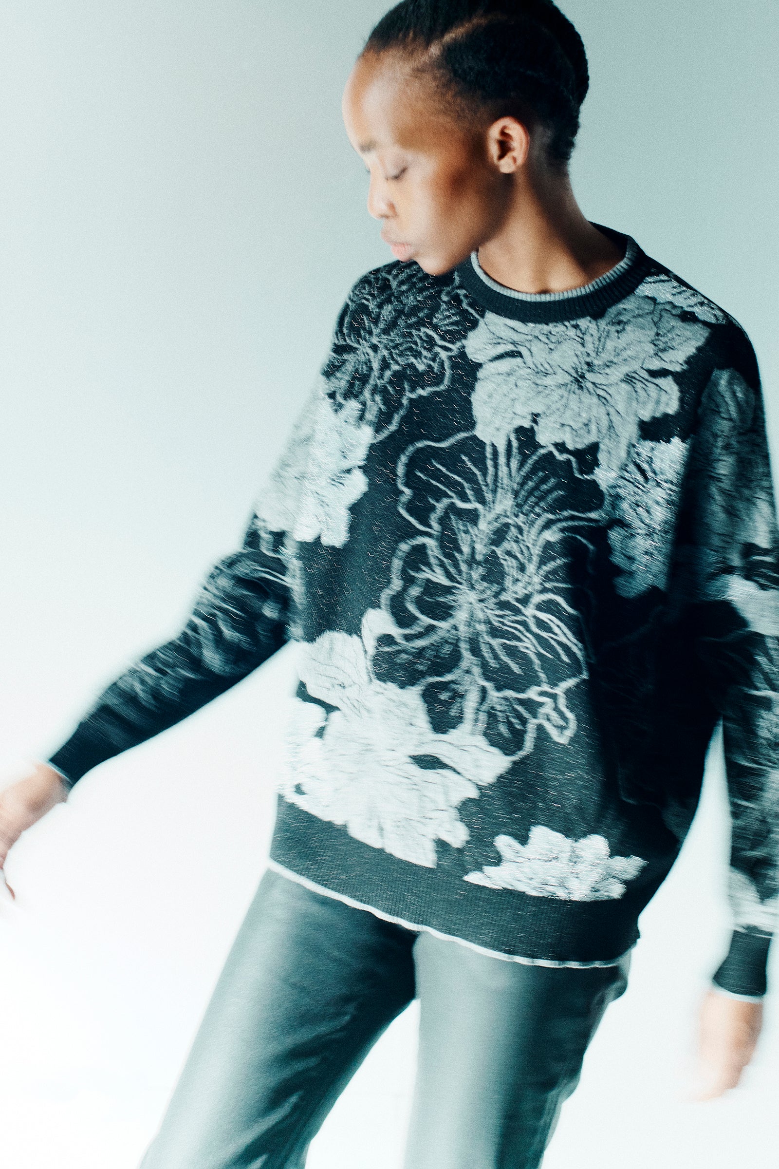 CREW NECK SWEATER WITH FLORAL PATTERN