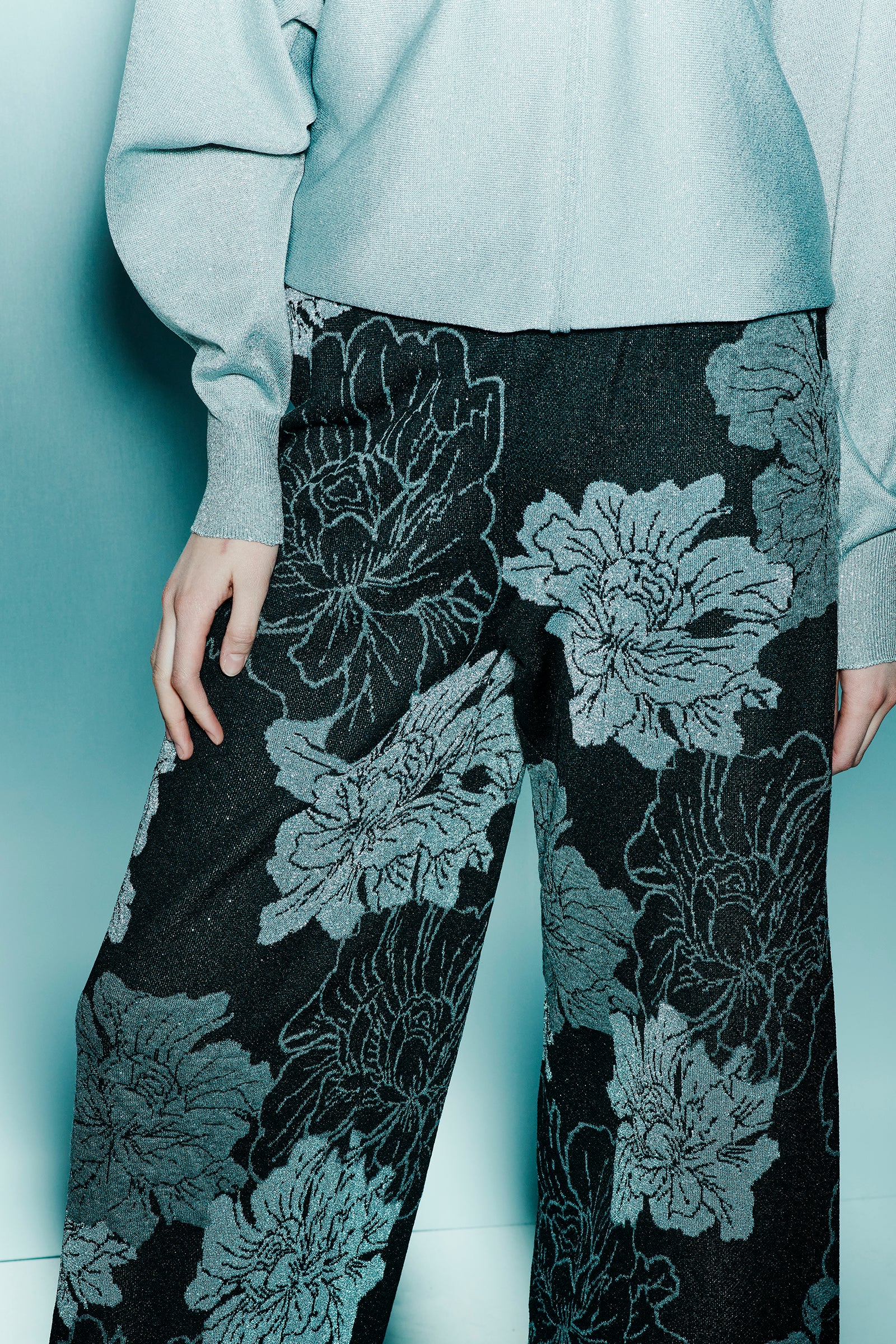 CROPPED TROUSERS WITH FLORAL PATTERN