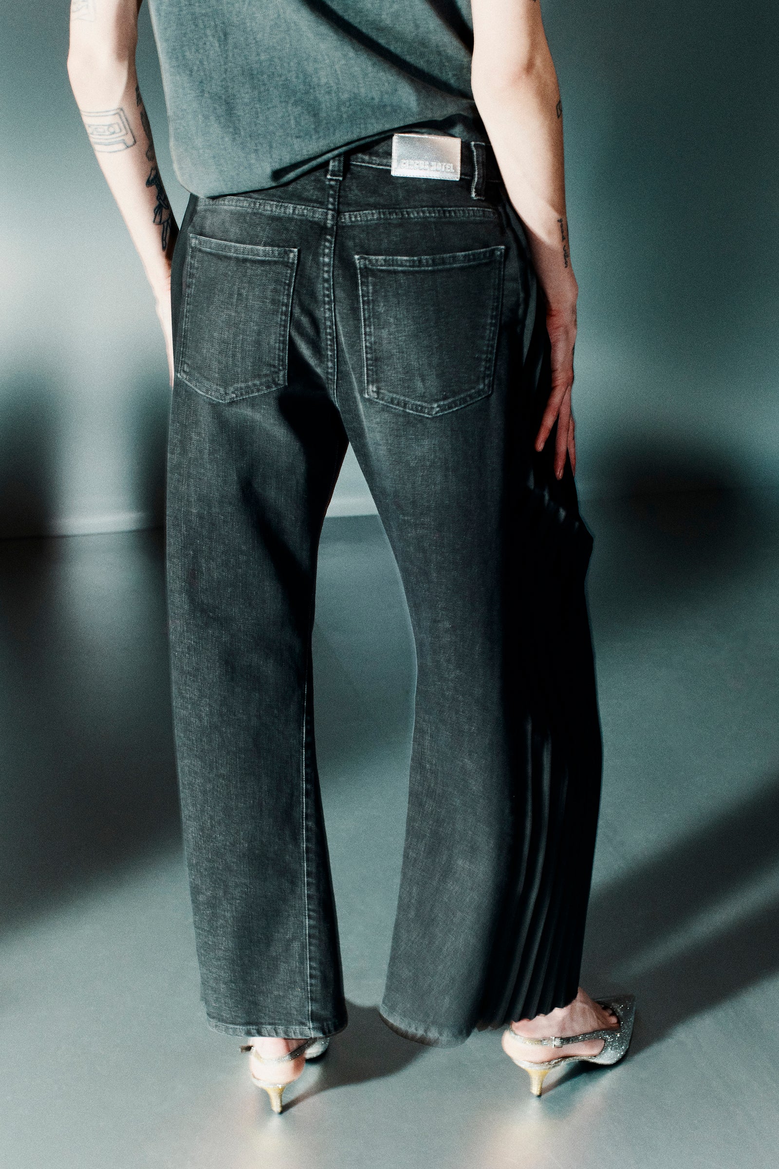 FIVE-POCKET JEANS WITH PLEATED DETAIL