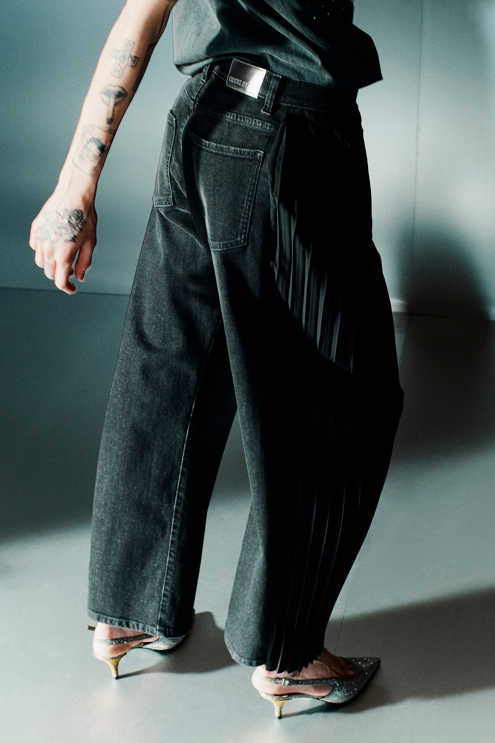 FIVE-POCKET JEANS WITH PLEATED DETAIL