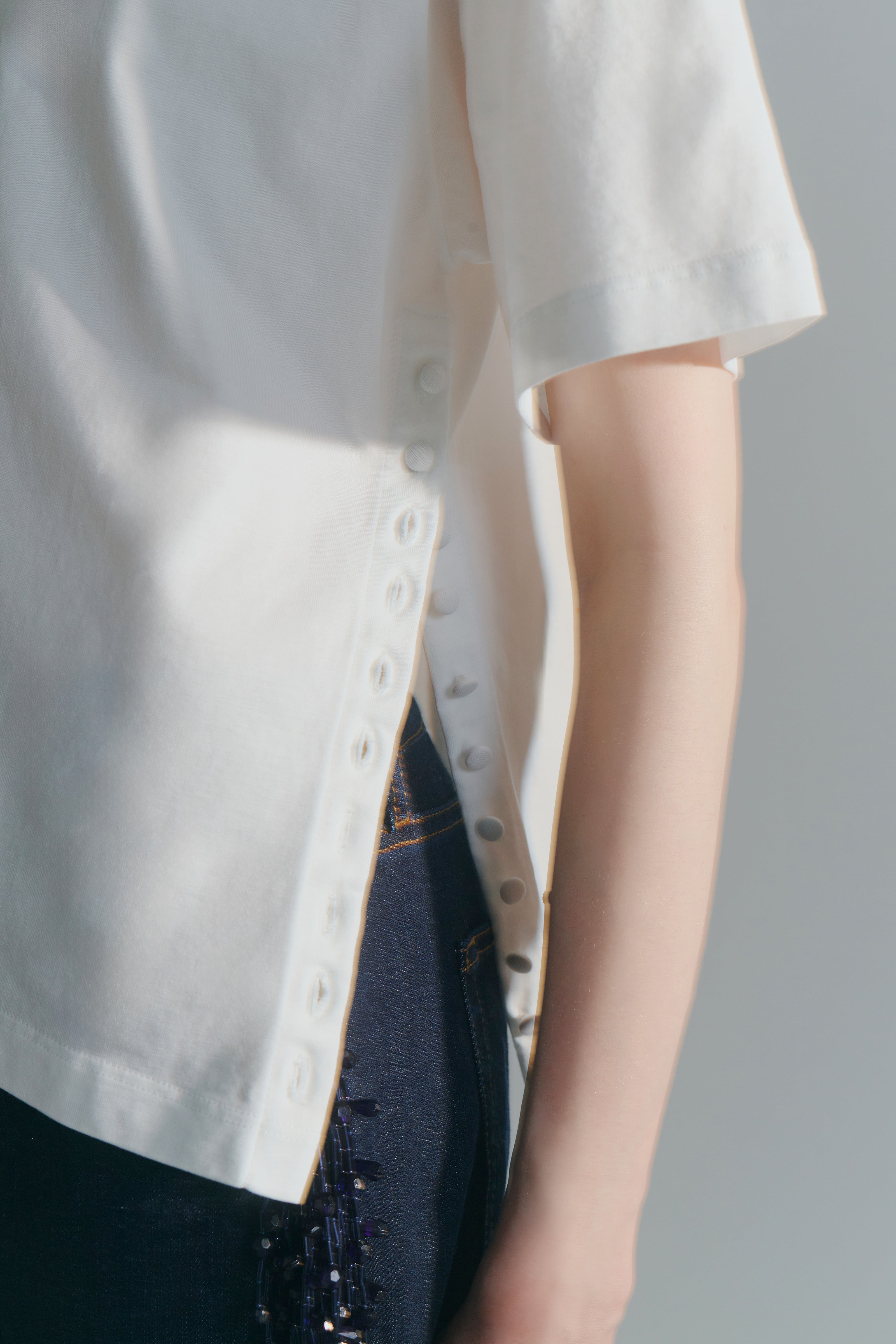 T-SHIRT-BOTTONCINI-LATERALI